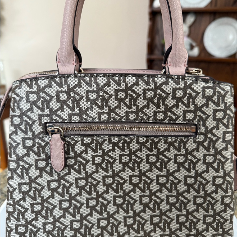 DNYY - Elegant Tote Bag with Monogram Pattern - Pink and Brown